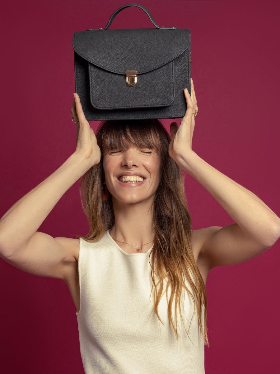 tas-bandouliere-leder-mademoiselle-george-n2-noir-charbon-vue-cote-w105-bm-b