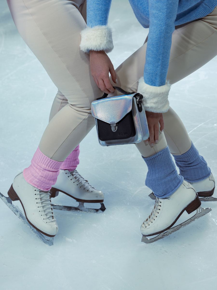 handtas-mademoiselle-geroge-xs-holografisch-koper-zwart-zoom-zicht-materiaal-w05xs-giv