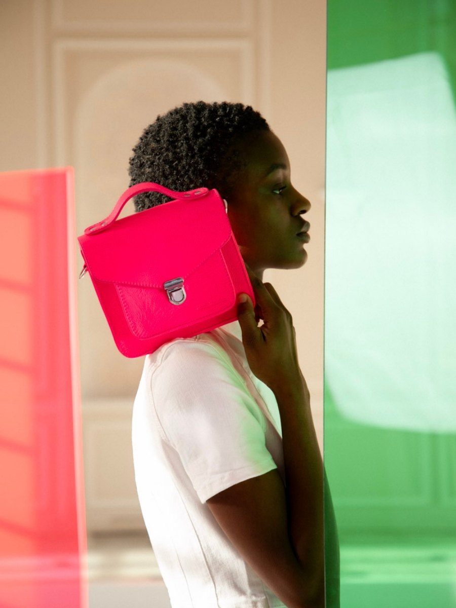 photo-vue-gezicht-hand-tas-leder-roze-mademoiselle-george-xs-neon-paul-marius-w05xs-ne-pi