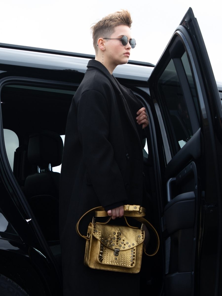 foto-overzicht-bandolier-tas-drager-goud-leder-mademoiselle-george-zwart-editie-opus-paul-marius-w05-bed-op4-og