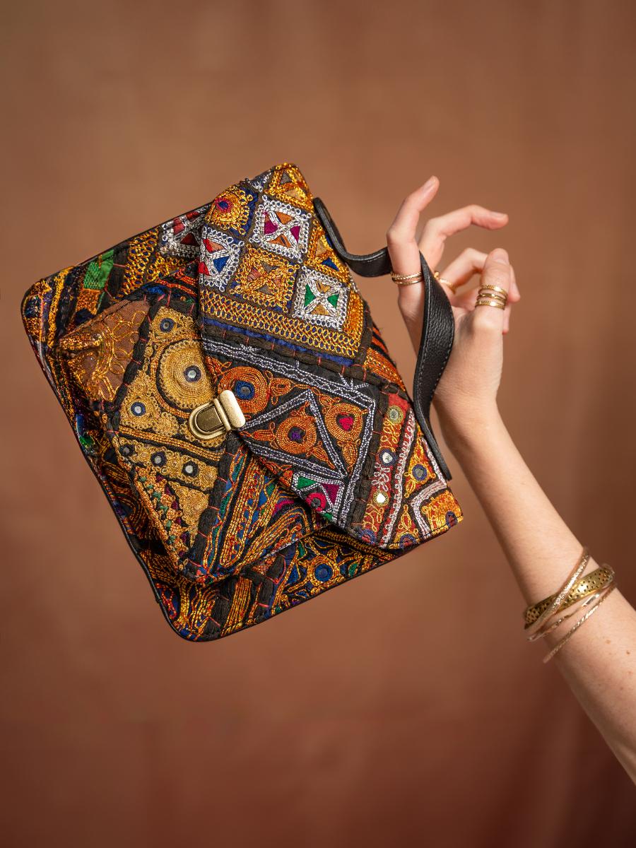 foto-gezicht-hand-tas-leder-zwart-mademoiselle-george-jaipur-zwart-paul-marius-w05-jai-b