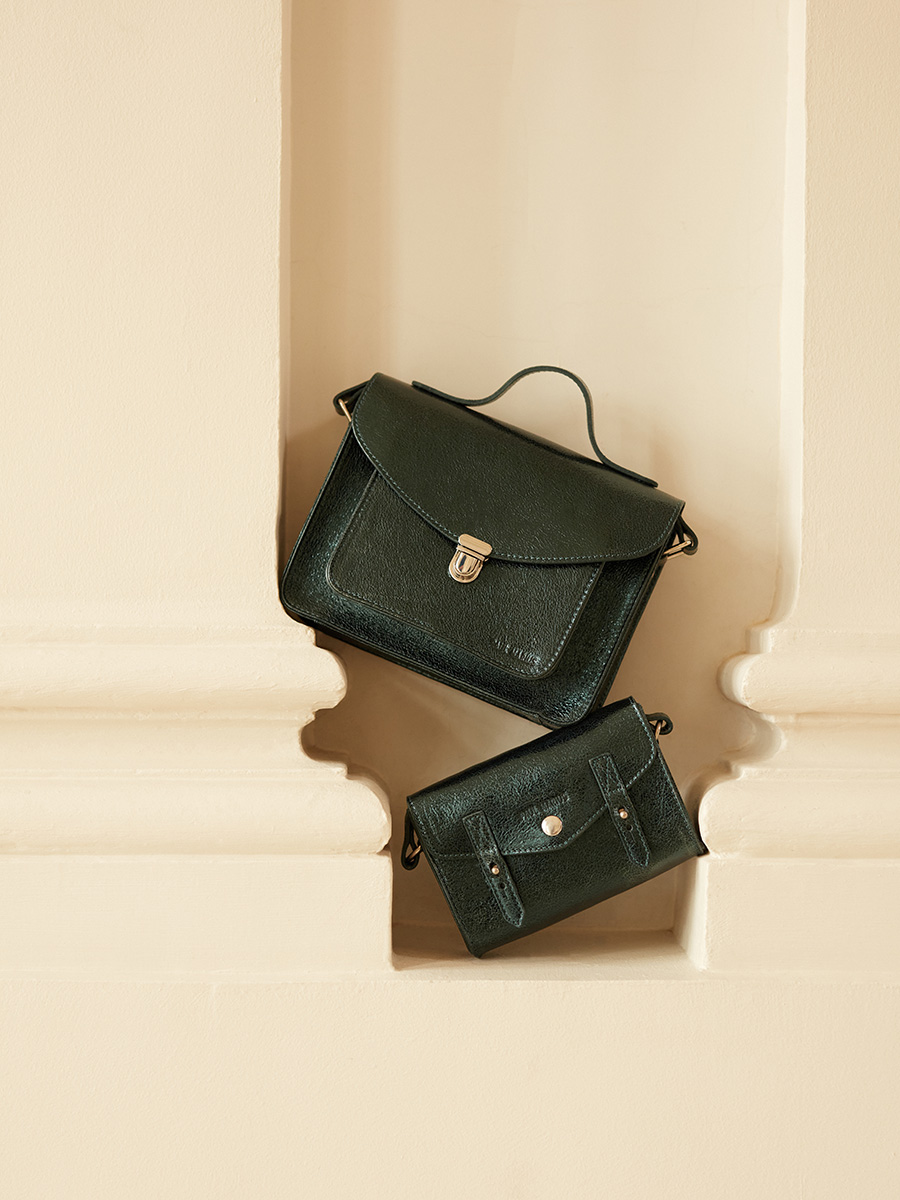 schoudertas-groen-glanzend-leer-Mademoiselle George-middernacht-achterkant-W05 M-gr