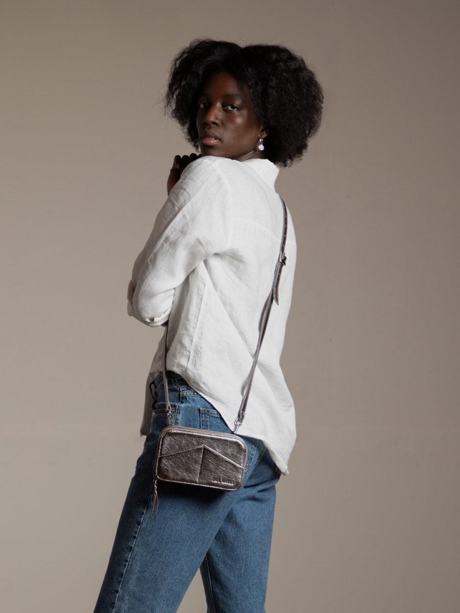 foto-riem-tas-vrouw-leder-zilver-paula-staal-paul-marius-m66-gm