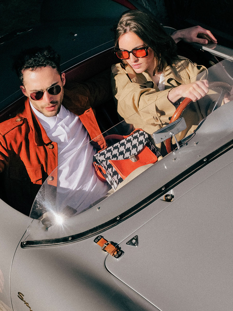 foto-bandolier-tas-drager-leder-oranje-mademoiselle-george-allure-oranje-paul-marius-w05-hs2-o