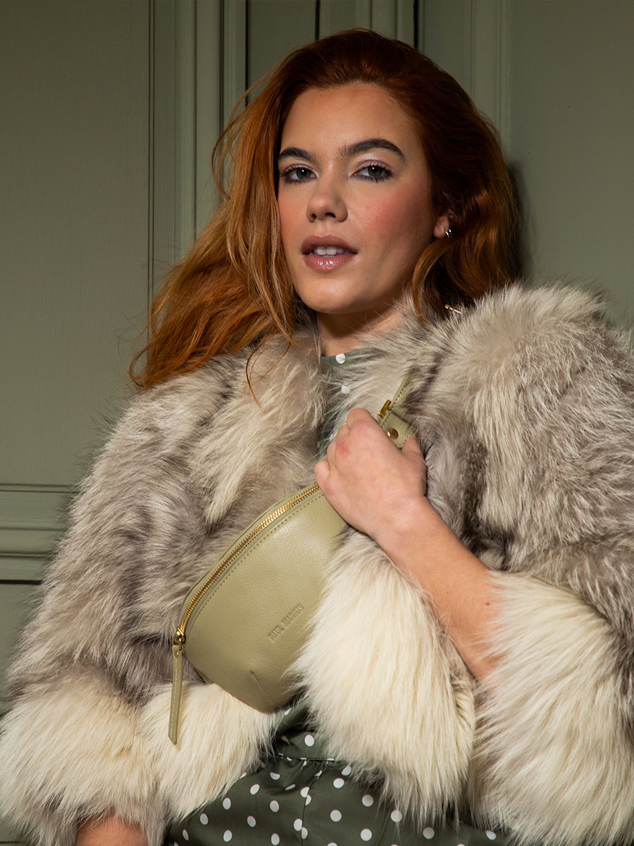 foto-achteraanzicht-mini-banana-tas-leer-groen-labanane-xs-art-deco-amande-paul-marius-m503xs-ad-al