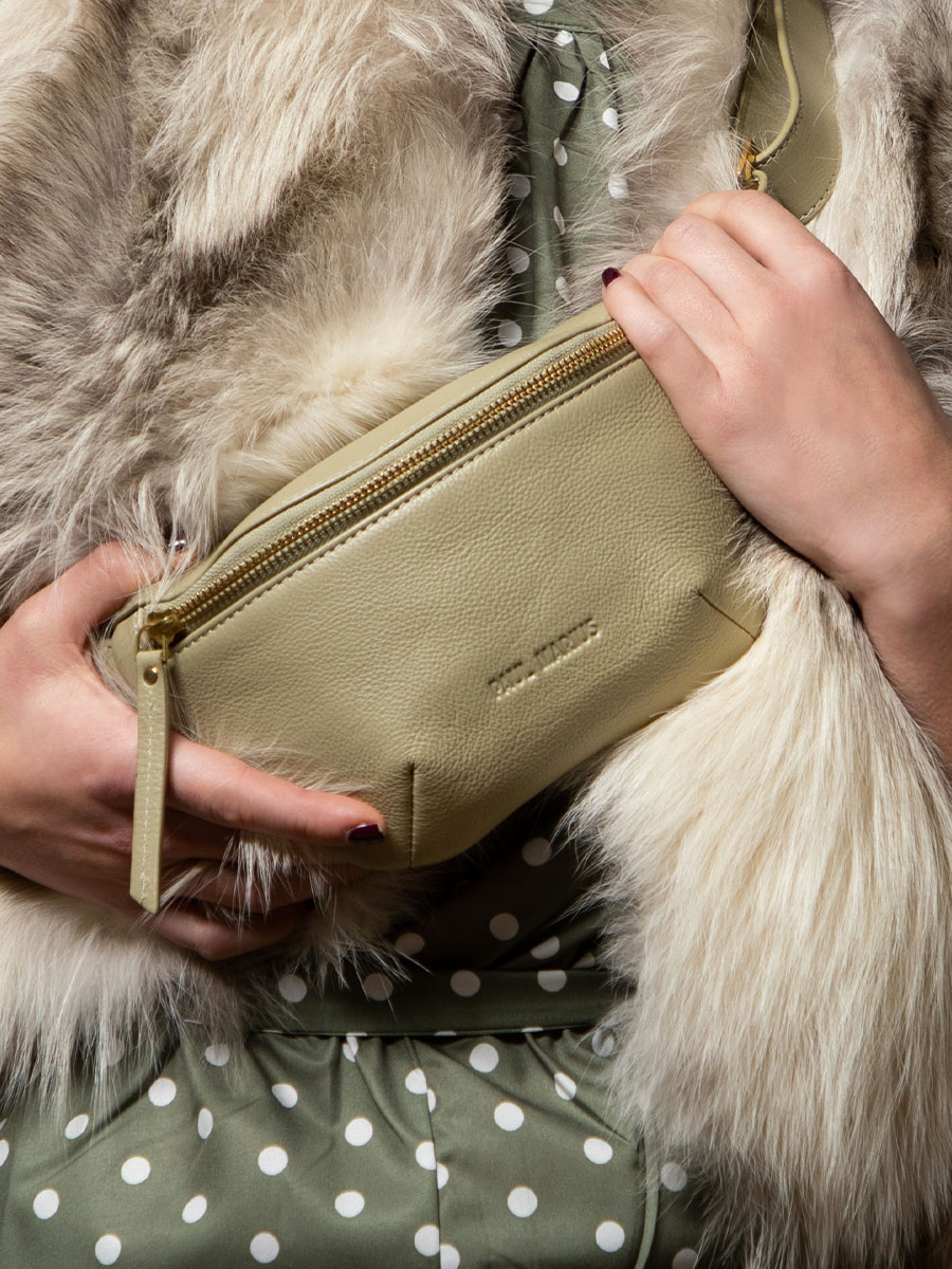 foto-materiaal-mini-bananatas-leder-groen-label-xs-art-deco-almond-paul-marius-m503xs-ad-al