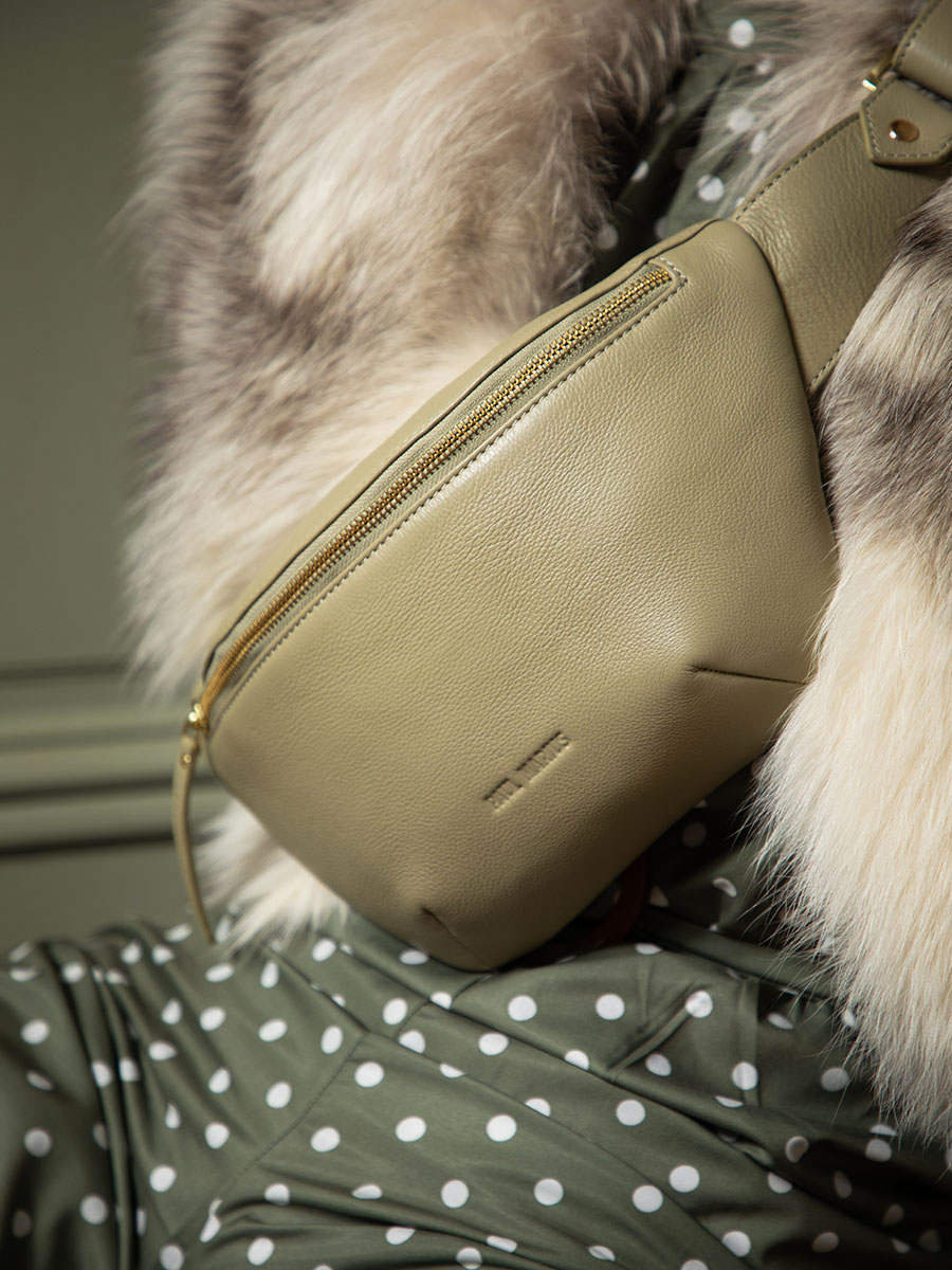 foto-mATERIAAL-BANANA-BAG-LEER-GROEN-LABANA-ART-DECO-ALMOND-PAUL-MARIUS-M503-AD-AL