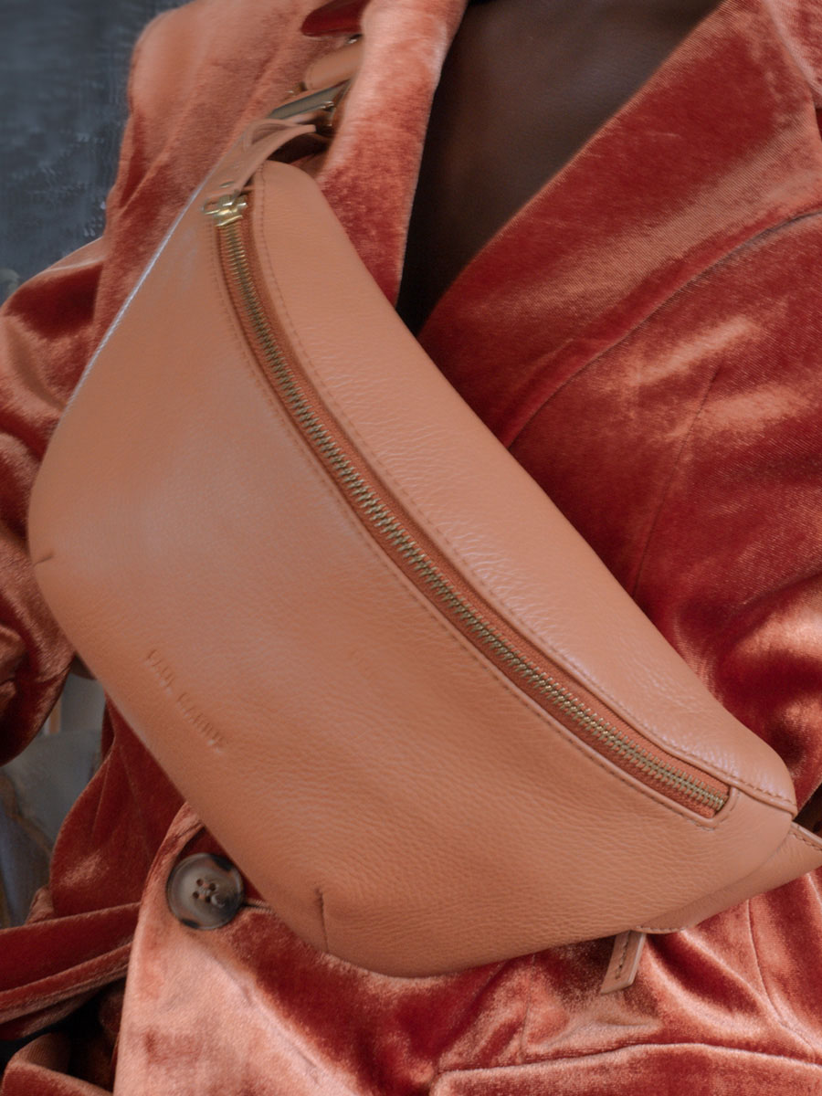 photo-material-banana-bag-bruin-LEATHER-LABANE-ART-DECO-CARAMEL-PAUL-MARIUS-M503-AD-ca