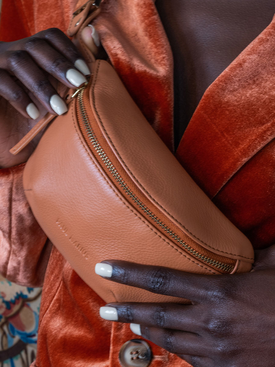 foto-mini-bananentas-drager-bruin-leer-labanane-xs-art-deco-karamel-paul-marius-m503xs-ad-ca