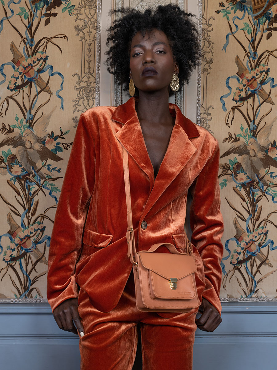 foto-back-view-mini-tas-leder-vrouw-bruin-mademoiselle-george-xs-art-deco-caramel-paul-marius-w05xs-ad-ca