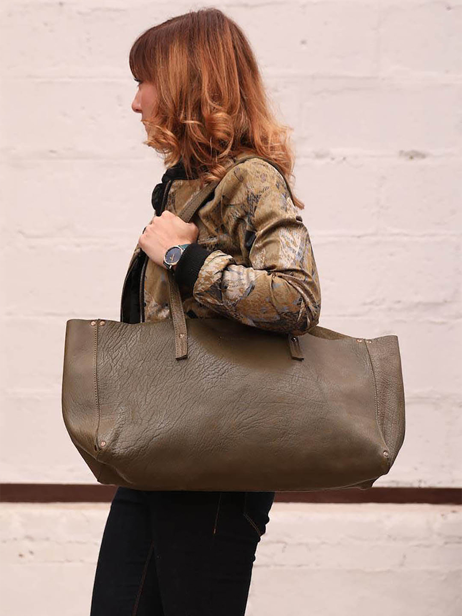 foto-cabas-draagzak-leder-vrouw-kaki-leffronté-m-kaki-paul-marius-w12-k