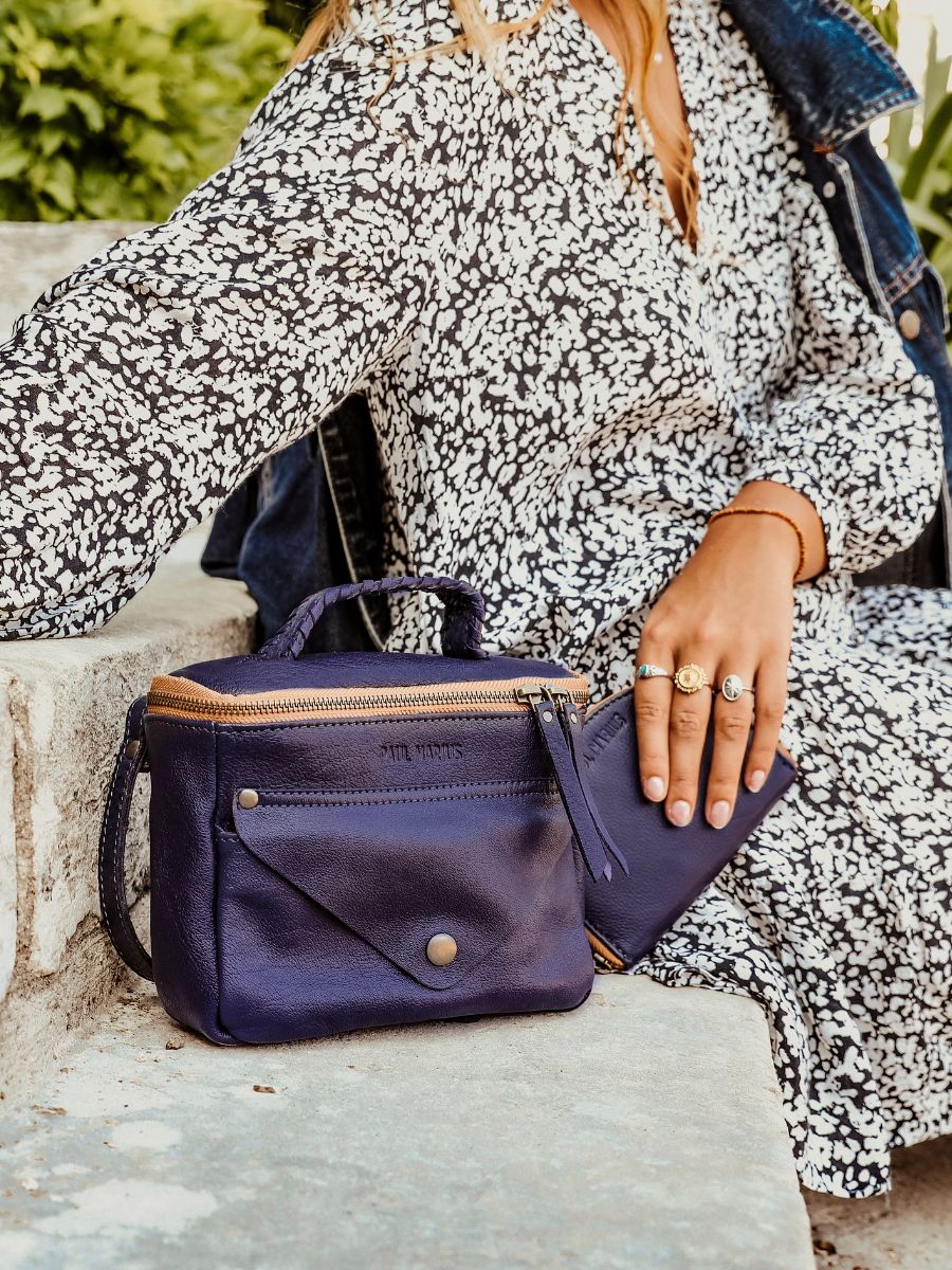 foto-rugzak-leder-vrouw-blauw-leaflet-manon-blauw-egyptisch-paul-marius-m32-egb