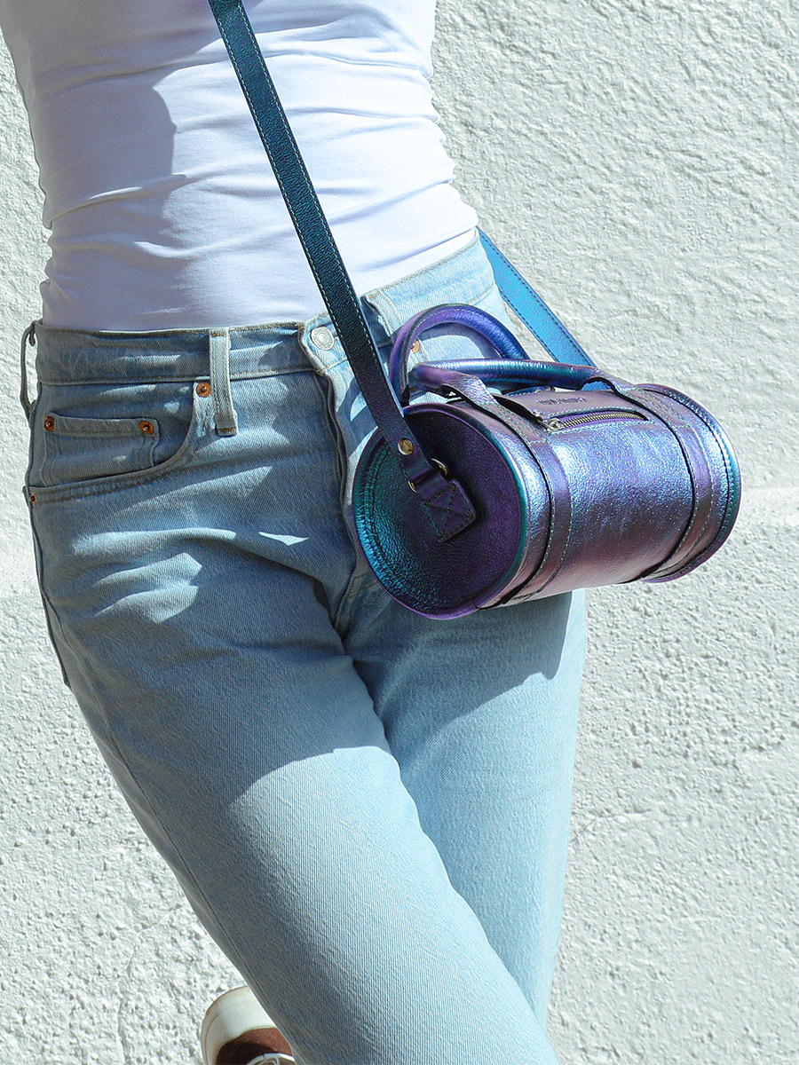 foto-buideltas-leder-blauw-irijs-vrouw-charlie-scarabee-paul-marius-w30-p-blauw