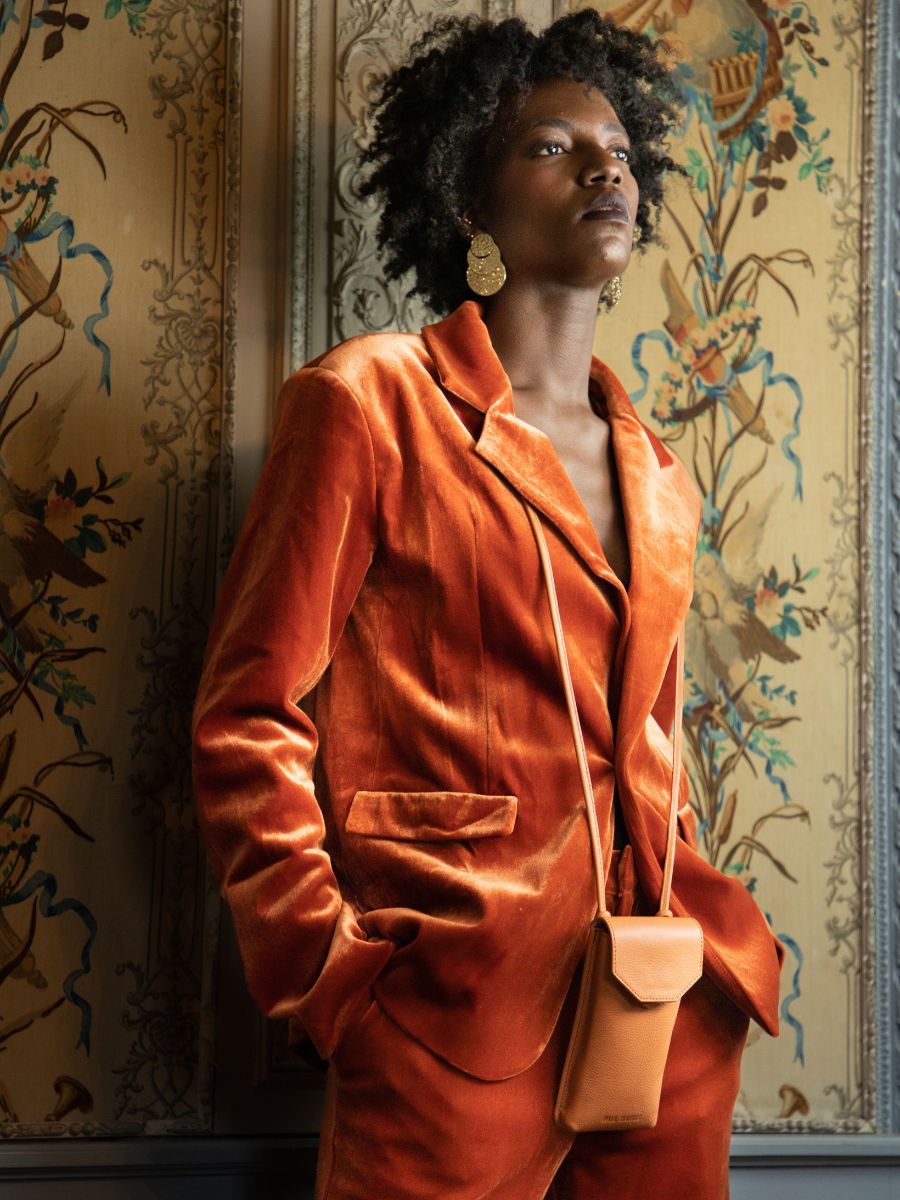 foto-vue-de-face-sac-telefoon-cuir-marron-eva-art-deco-karamel-paul-marius-m71-ad-ca