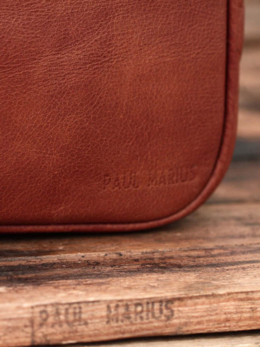 foto-interieur-computer-hoes-bruin-15-inch-naturel-paul-marius-m52m-l