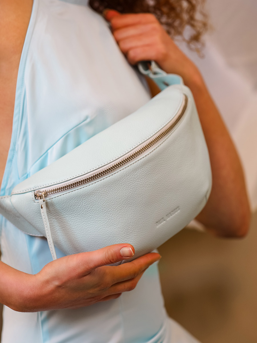 foto-mATERIAAL-BANANA-BAG-LEDER-BLAUW-LABANA-PASTEL-BLAUW-PAUL-MARIUS-M503-PT-BLU