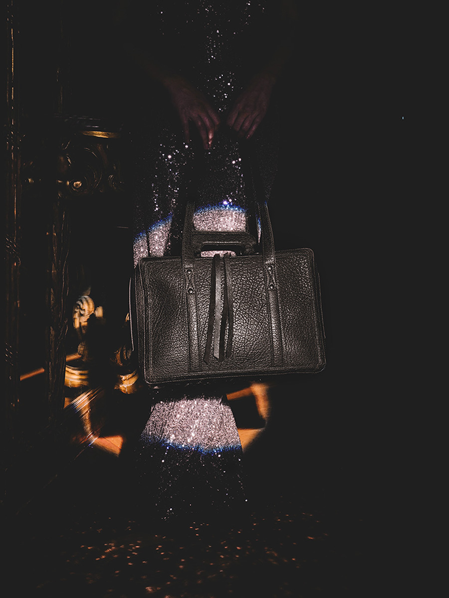 foto-front-zicht-tegel-leder-vrouw-zwart-lamalle-m-editie-zwart-paul-marius-t02m-bed-n1