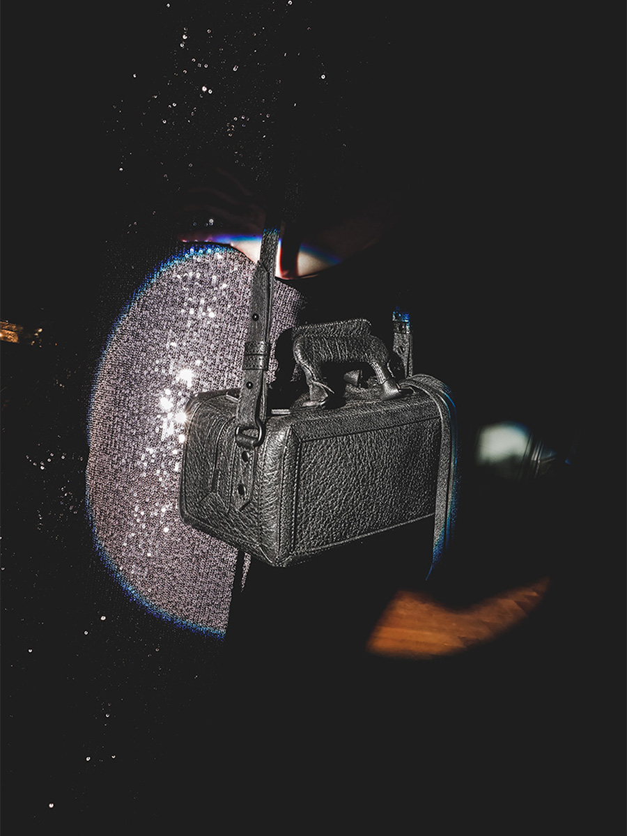 foto-porte-malle-cuir-femme-noir-lamalle-s-editie-noire-paul-marius-t02s-bed-n1