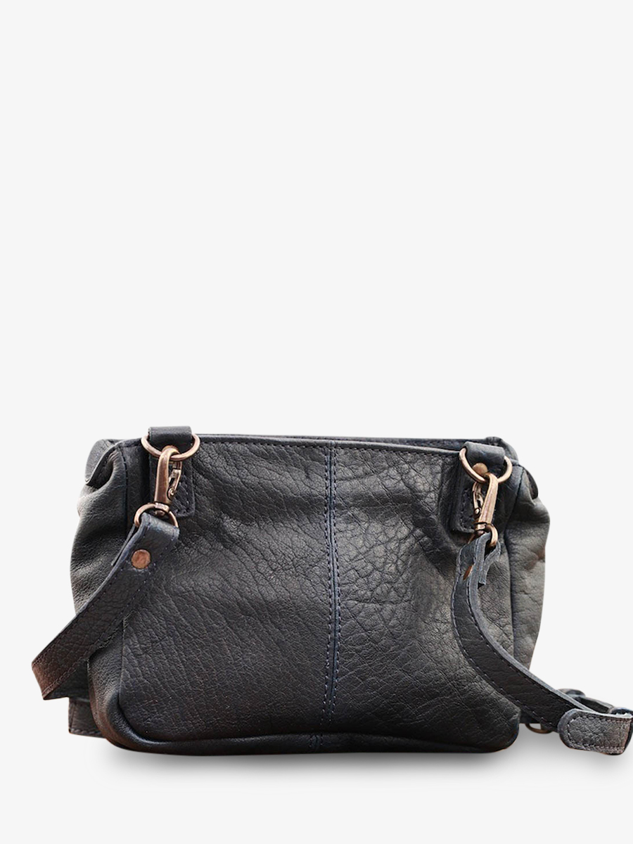 foto-rugzak-bandolier-leder-vrouw-blauw-legavroche-blauw-ink-paul-marius-w06-db
