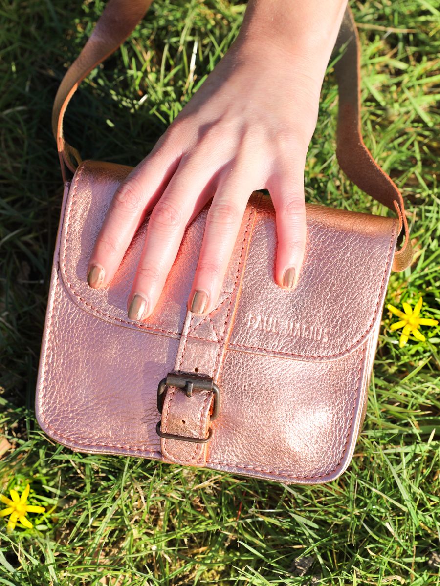 foto-drager-kleine-bandtas-vrouw-leder-goud-roze-lessentieel-goud-paul-marius-m21-g-pi