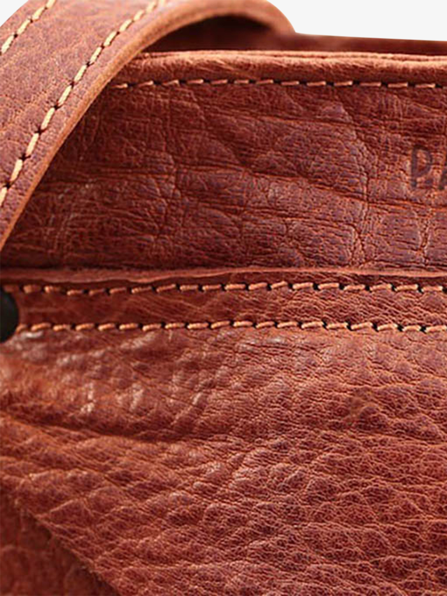 foto-materiaal-bandtas-leder-vrouw-bruin-legavroche-natuur-paul-marius-w06-l