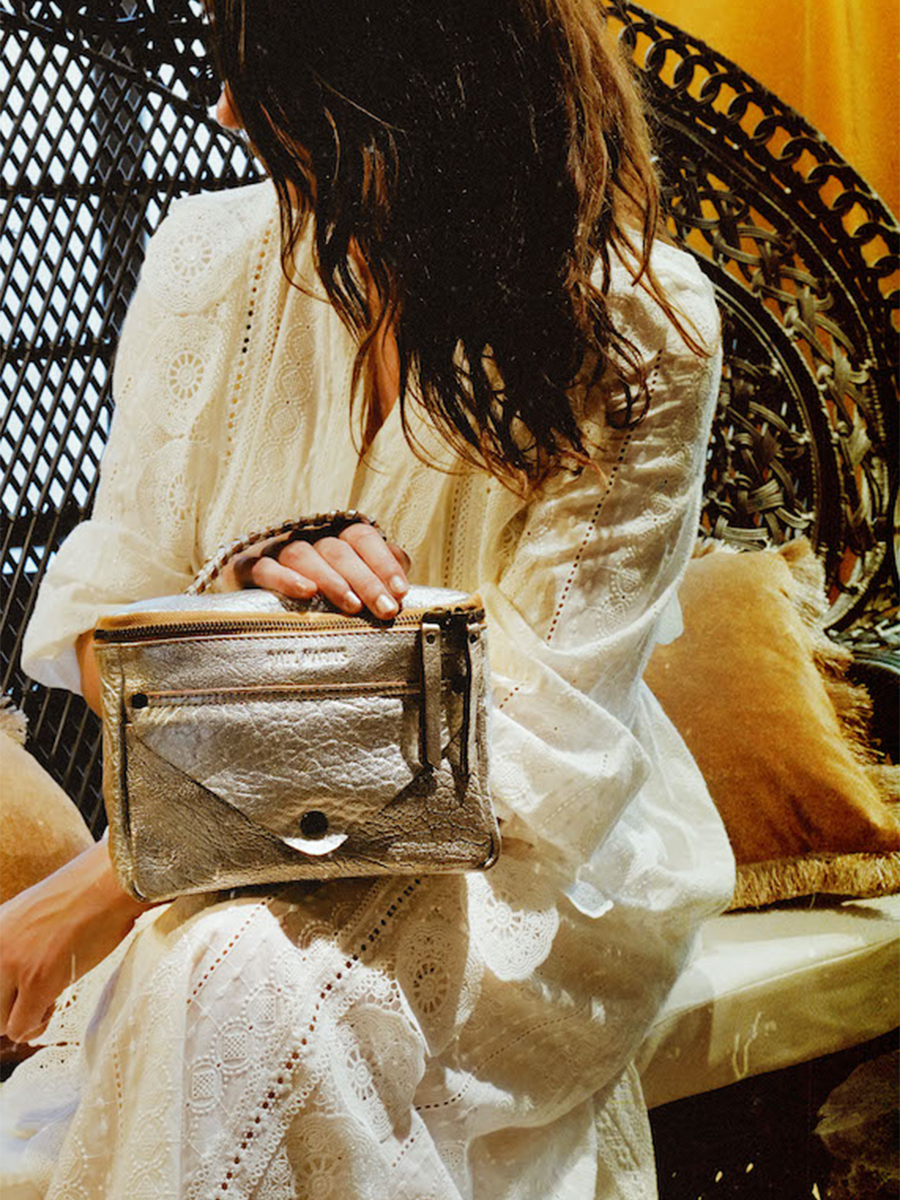 foto-tas-bandolier-leer-vrouw-zilver-legavroche-reedition-amber-zilver-paul-marius-w26-bs