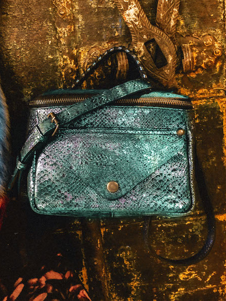 foto-materiaal-tas-bandouliere-leder-vrouw-blauw-groen-legavroche-reeditie-boreaal-paul-marius-w26-msp
