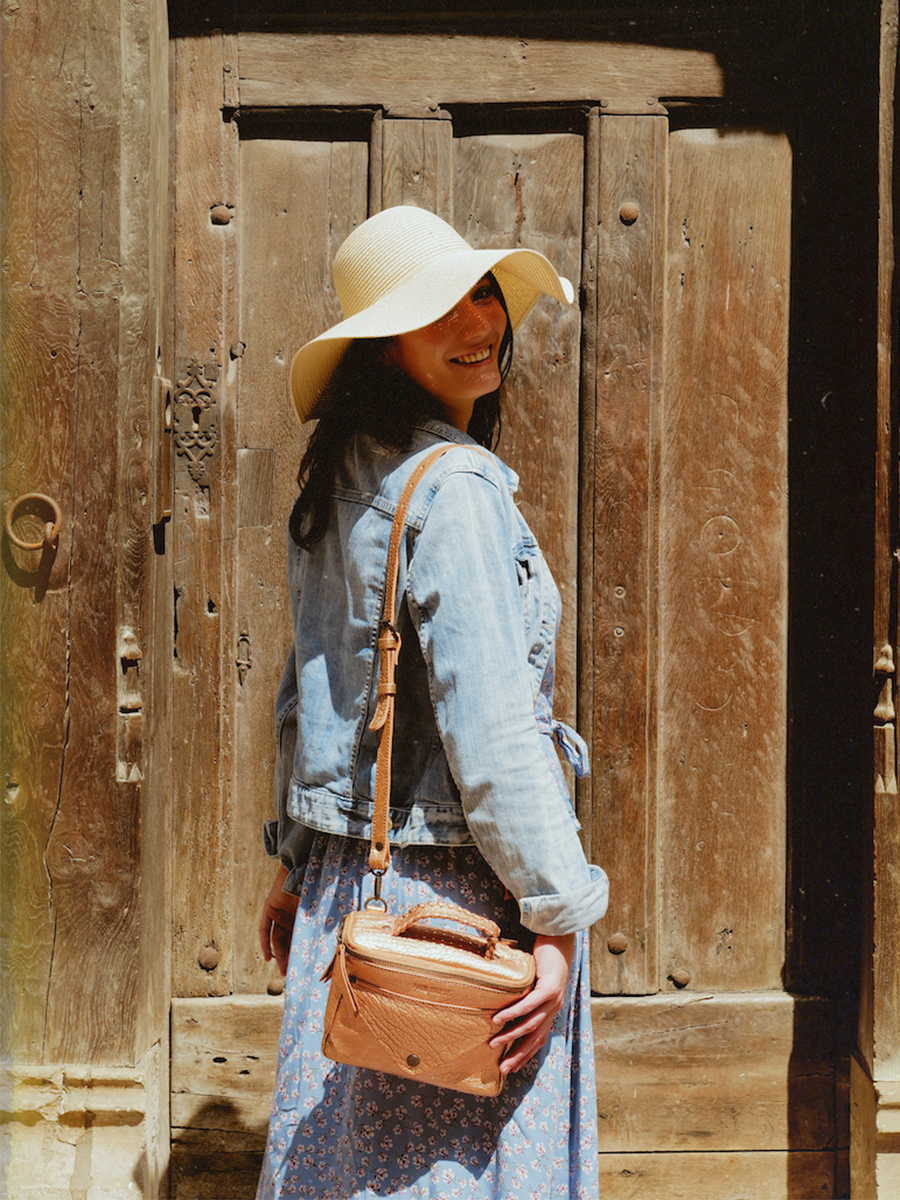 foto-buidel-leren-schoudertas-vrouw-goud-legavroche-reeditie-goud-paul-marius-w26-g-pi