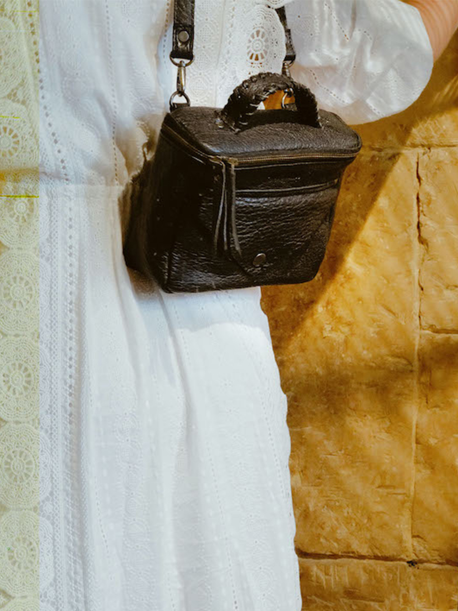 foto-schoudertas-strap-leer-vrouw-zwart-legavroche-reeditie-zwart-paul-marius-w26-b