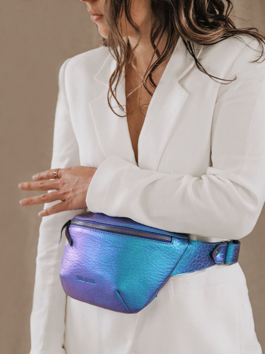 photo-vUE-DE-FACE-BANANA-BAG-IN-BLUE-LEATHER-LABANANE-SCARABEE-PAUL-MARIUS-M503-P-BLU