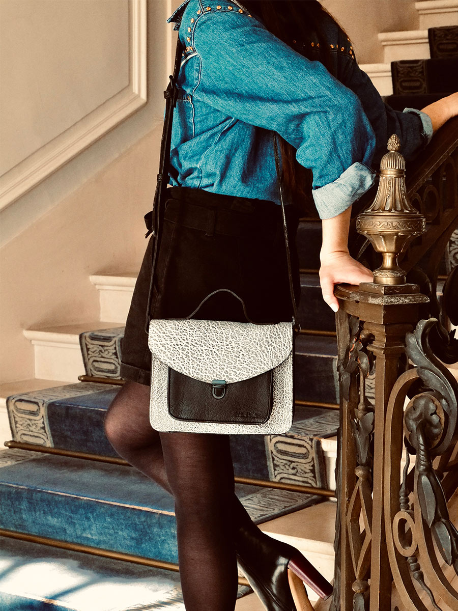 foto-bag-carrier-strap-leer-vrouw-MADEMOISELLE-GEORGE-EMPREINTE-PAUL-MARIUS-W05-b-w