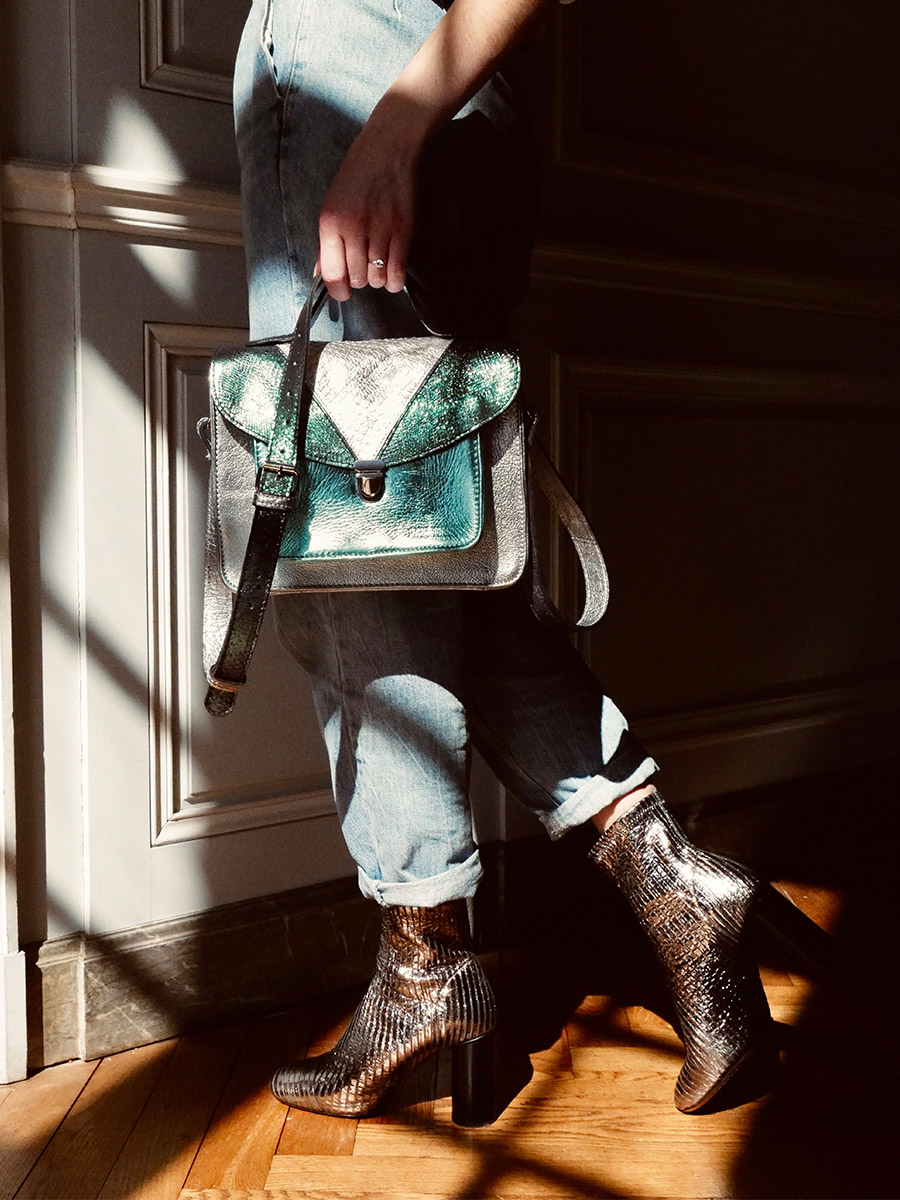 photo-bag-carrier-strap-leer-vrouw-blauw-wit-MADEMOISELLE-GEORGE-CHIMERE-POLAR-PAUL-MARIUS-W05-CH-S-BLU