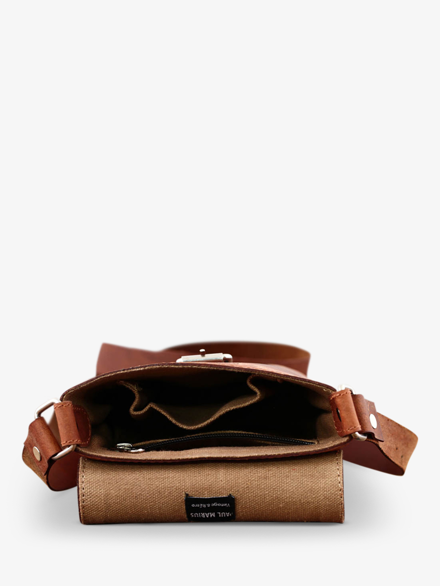 foto-interieur-bandouliere-tas-vrouw-leder-bruin-lauthentiek-natuur-paul-marius-m43s-l