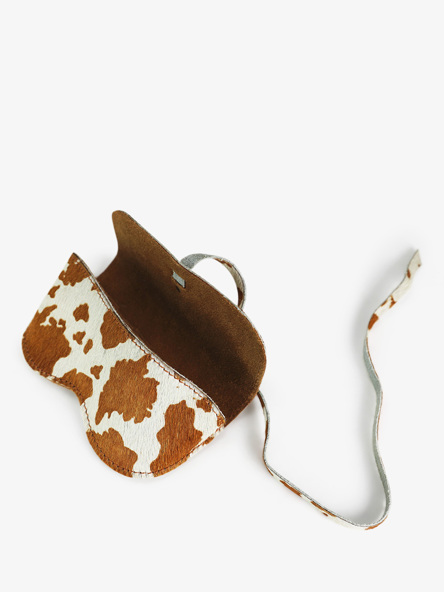 foto-interieur-etui-lunettes-cuir-vrouw-letui-a-lunettes-rodeo-paul-marius-m49-ro