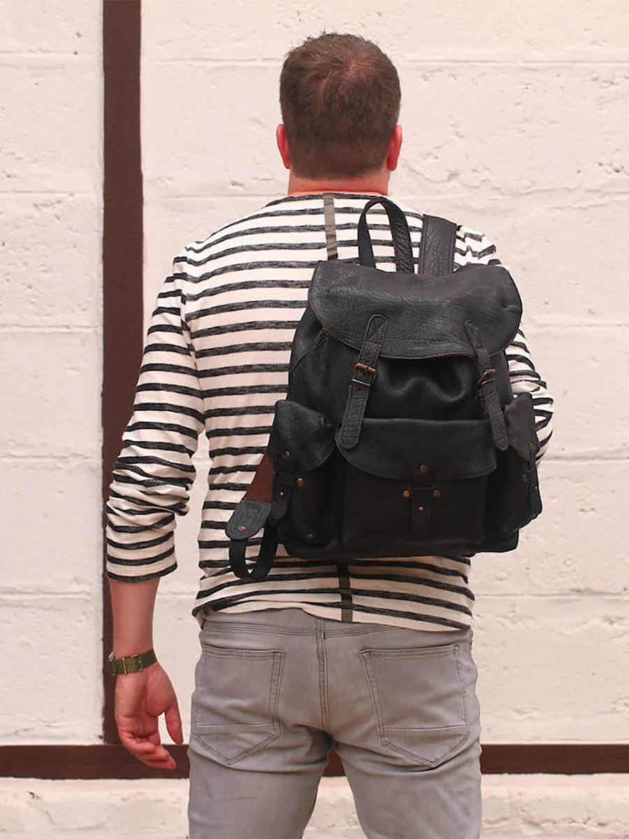 foto-rugtas-in-leder-zwart-lemeridiaan-zwart-paul-marius-m38-b