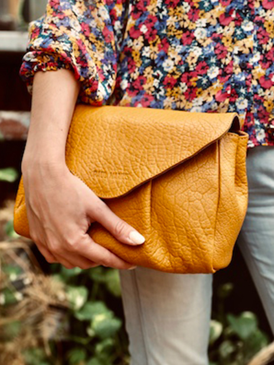 foto-vue-de-face-sac-bandouliere-cuir-paulmarius-geel-suzon-m-safran-paul-marius-w25m-y