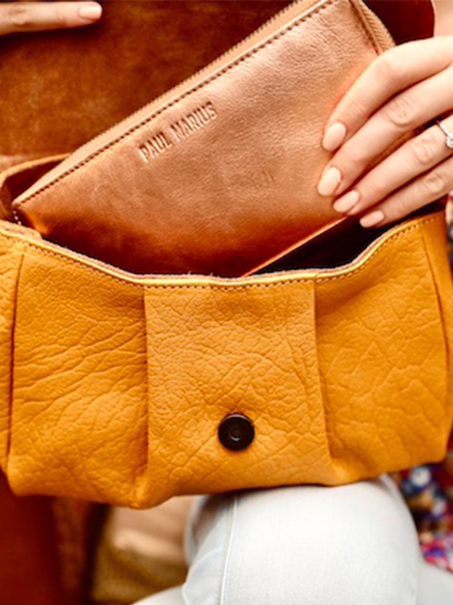 foto-interieur-bandouliere-cuir-paulmarius-geel-suzon-m-safran-paul-marius-w25m-y