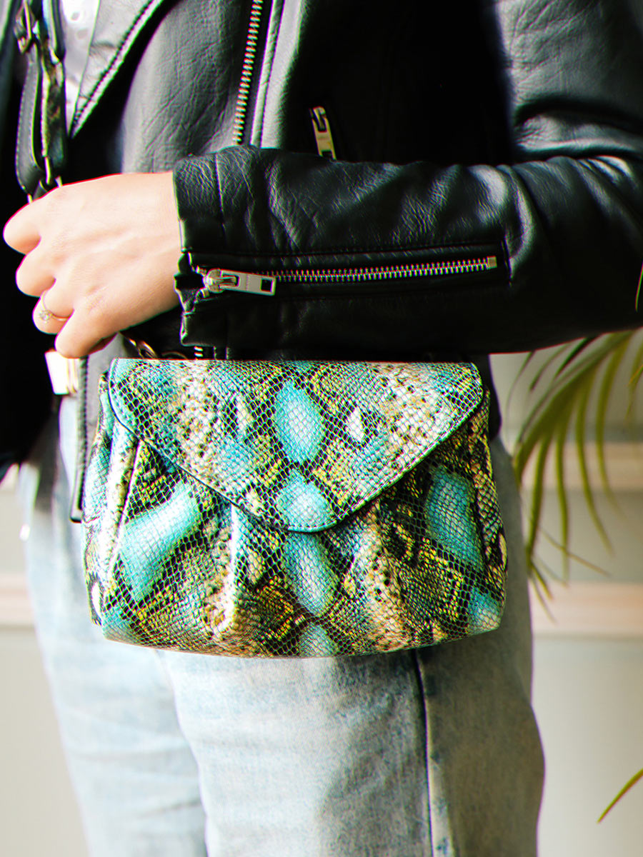 photo-front-face-bandolier-bag-leather-paulmarius-blue-green-suzon-s-python-agate-paul-marius-w25S-p-aq