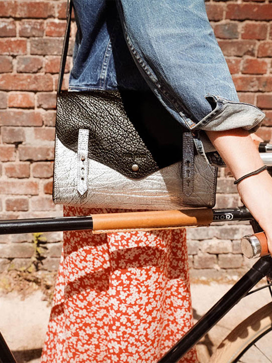 photo-interieur-bandouliere-bag-woman-leather-silver-black-indispensable-silver-black-paul-marius-w08-s-b