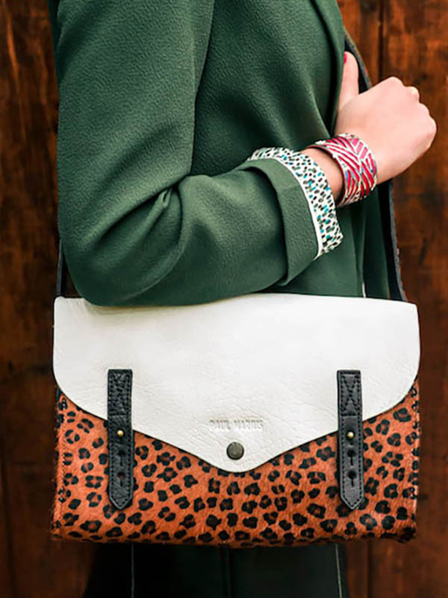 photo-bag-bandolier-lederen-schoudertas-vrouw-zwart-wit-INDISPENSABLE-LEOPARD-BLACK-WHITE-PAUL-MARIUS-W08-LP-B-W