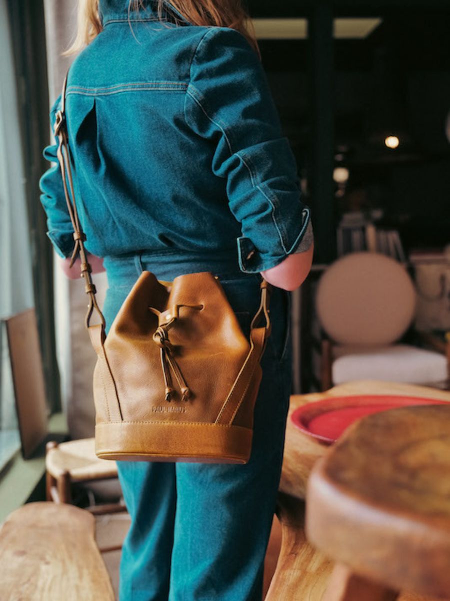 photo-purse-bucket-bag-vrouw-leder-bruin-l'Aumonière-oiled-cognac-paul-marius-w102-ody