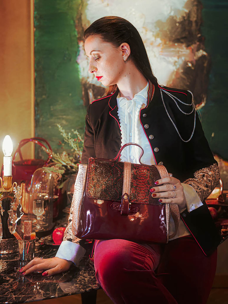 photo-purse-bandolier-leer-vrouw-lecorneille-passion-paul-marius-w23-pa