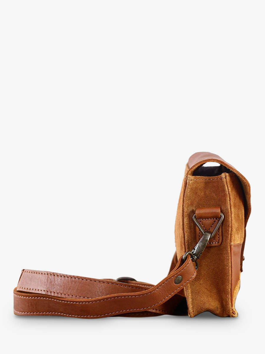 photo-interieur-bandouliere-leder-vrouw-bruin-natuurlijke-vlinder-paul-marius-w09-l