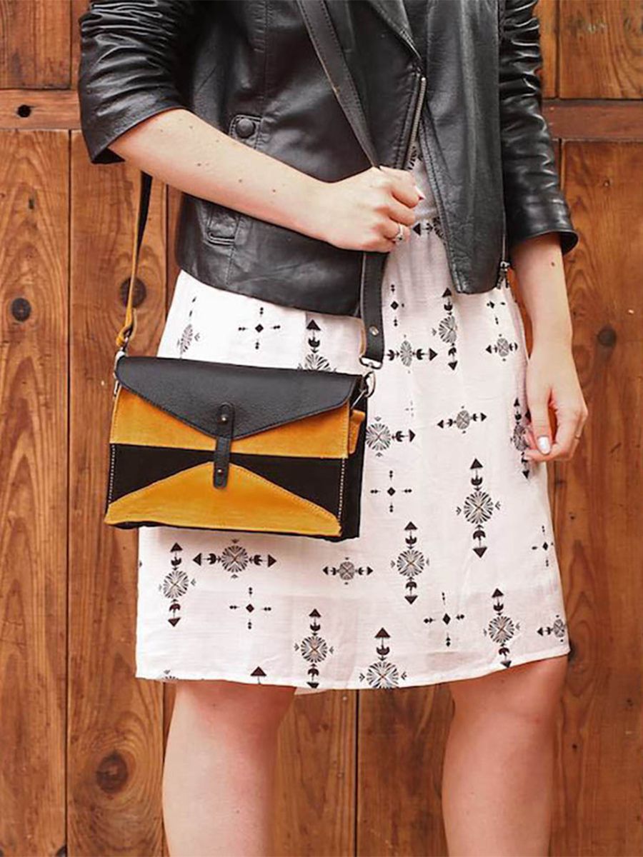 foto-front-gezicht-bandouliere-leren-tas-vrouw-zwart-vlinder-zwart-safran-paul-marius-w09-b-y