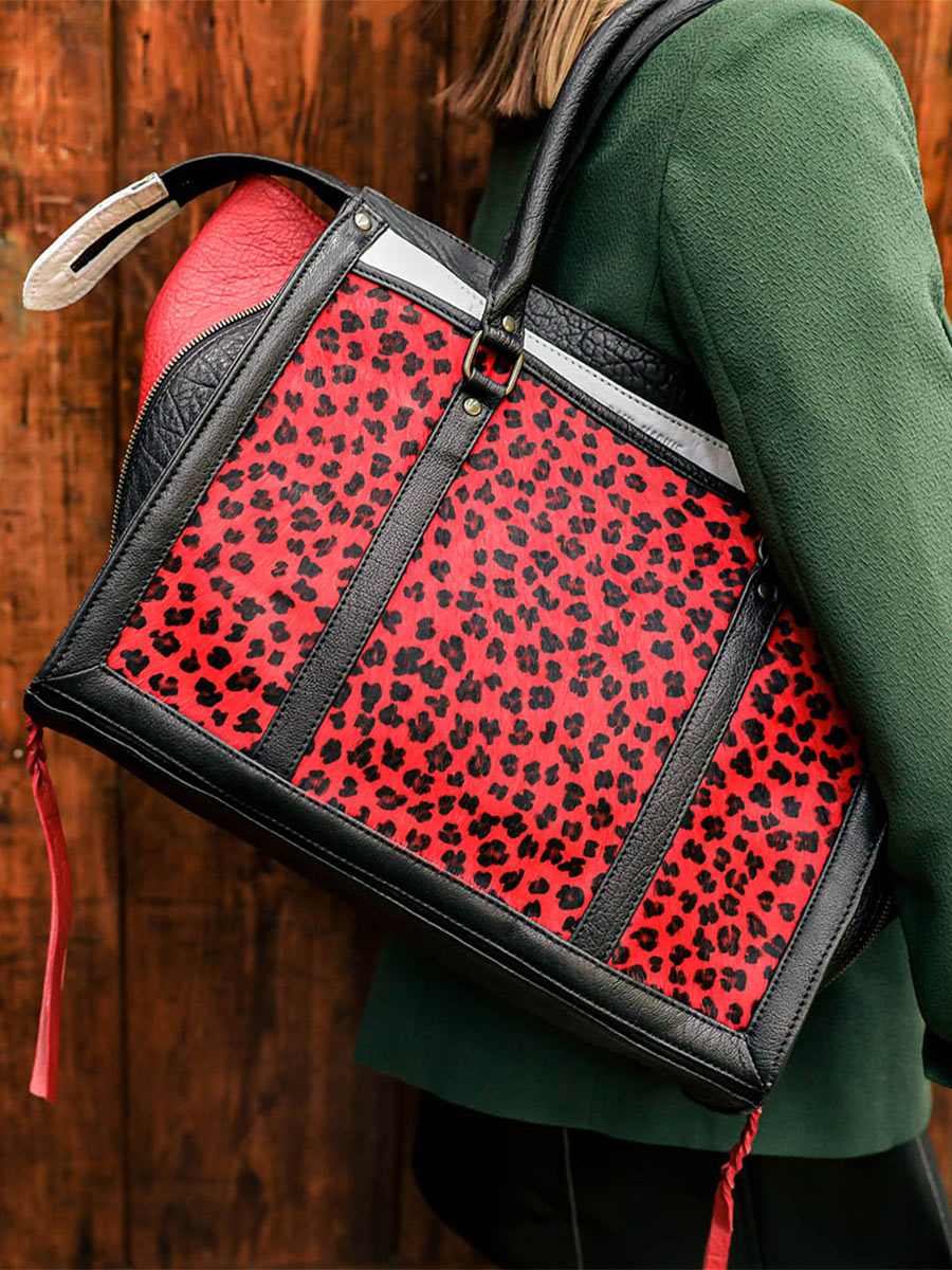 foto-handtas-leer-vrouw-zwart-rood-lerive-rechts-m-leopard-zwart-rood-paul-marius-w19m-lp-b-r