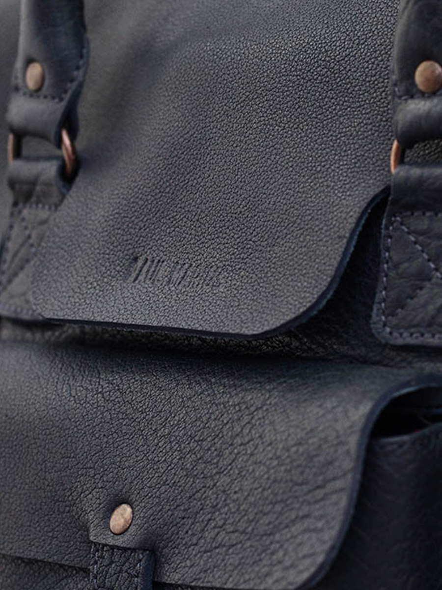 foto-materiaal-bandtas-leder-vrouw-blauw-lerive-links-m-blauw-ink-paul-marius-w01m-db