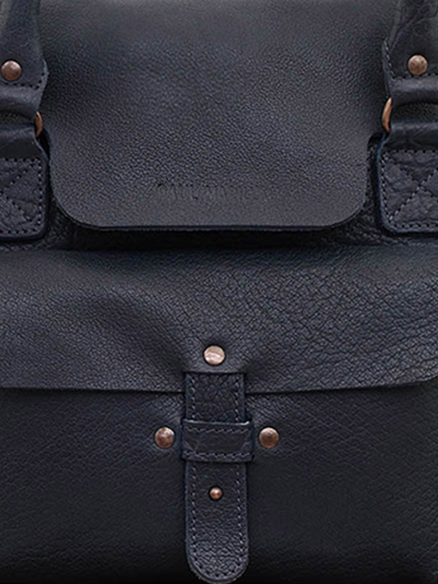 foto-achtertas-vrouw-leer-schoudertas-blauw-links-paul-marius-w01m-db