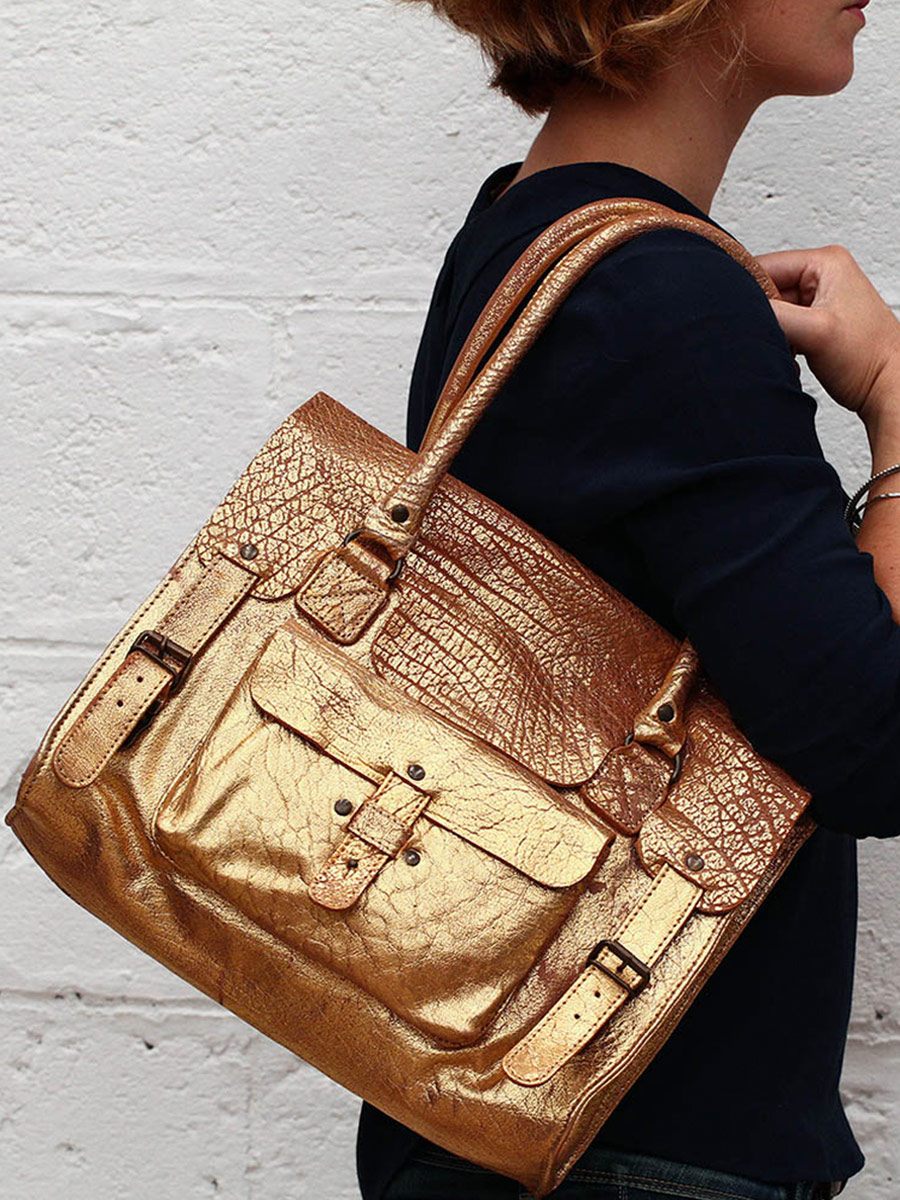 foto-achtertas-vrouw-lederen-schoudertas-roze-goud-wit-paul-marius-w01m-gd