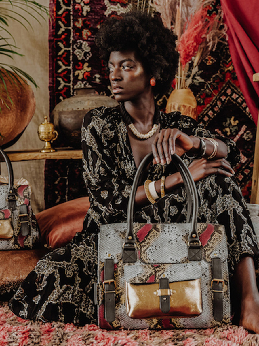 foto-gezicht-bandouliere-tas-leder-vrouw-links-rand-m-byzance-paul-marius-w01m-byz