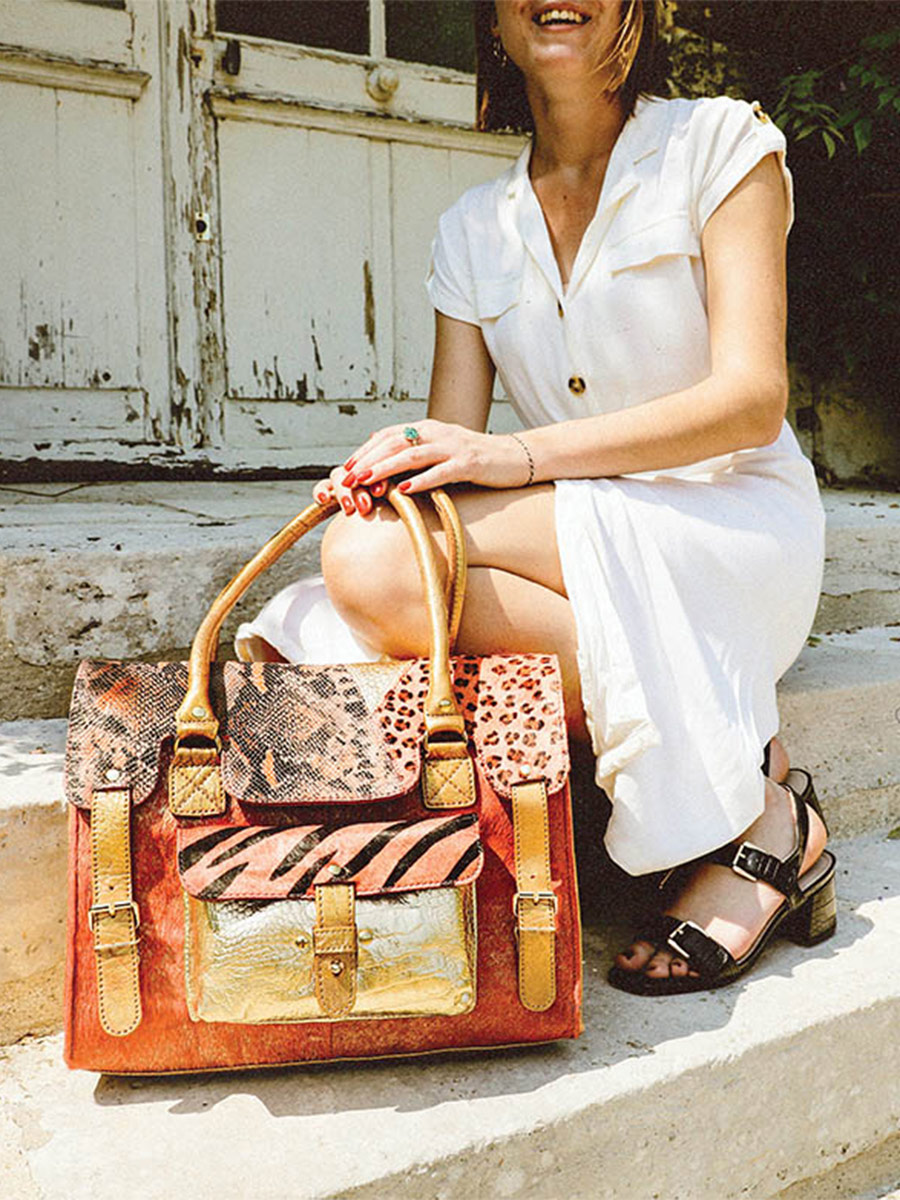 foto-tas-lederen-schoudertas-vrouw-roze-goud-links-rivier-m-chimère-goud-paul-marius-w01m-ch-pi-g